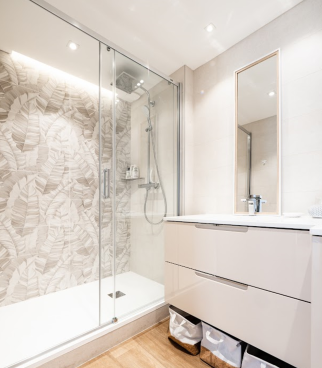 Une salle de douche moderne et élégante proche Libourne