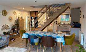 Cuisine ouverte sur le séjour dans une maison rénovée - Combs-la-Ville 77380