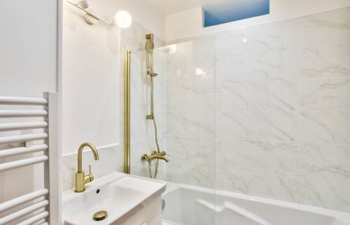 Peintures rénovées dans la salle de bain