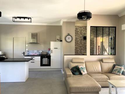 Verrière contemporaine pour créer un sas d'entrée, maison située à Curis au Mont D'or (69250)