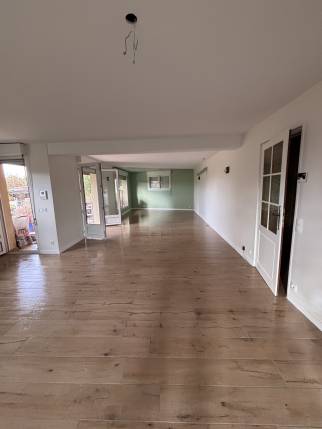 Salon après travaux de décoration intérieure avec peinture décorative murale - Montélier 26120