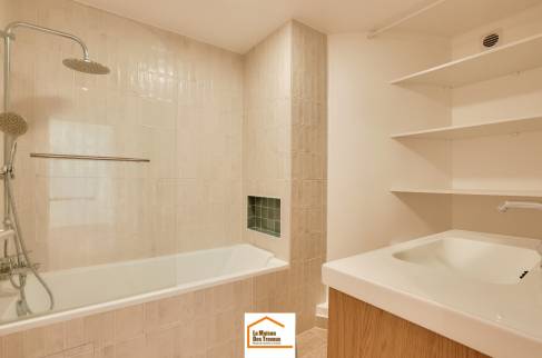 colombes-92700_salle-de-bain-optimisee_02-baignoire-pare-douche-et-vasque