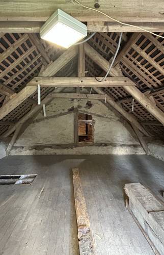 Avant les travaux – Mur de séparation en terre battue