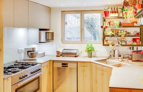 Chazay d'Azergues (69380) : Cuisine rénovée dans un esprit maison de famille dans une maison de village de l'Azergues