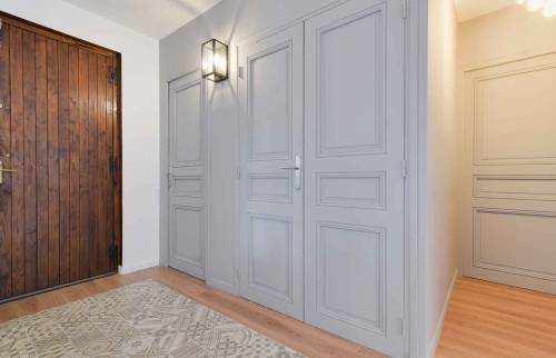 Rénovation complète d'une maison Ouest Lyonnais - entrée avec tapis carrelé