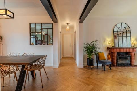Décoration intérieure de maison avec revêtement de sol en parquet massif posé en chevrons - La Crau 83260