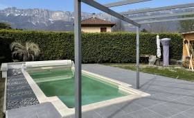 Ambiance zen et nature sur le côté de la piscine