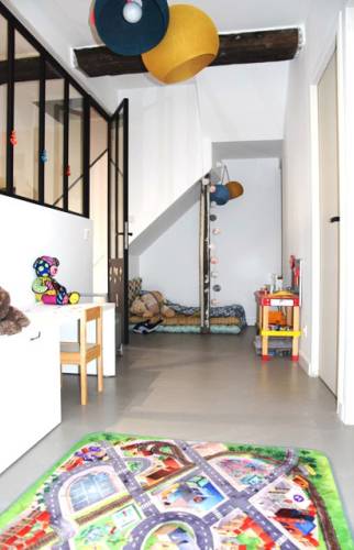 Aménagement coin enfant dans la pièce de vie à Chasseneuil-du-Poitou