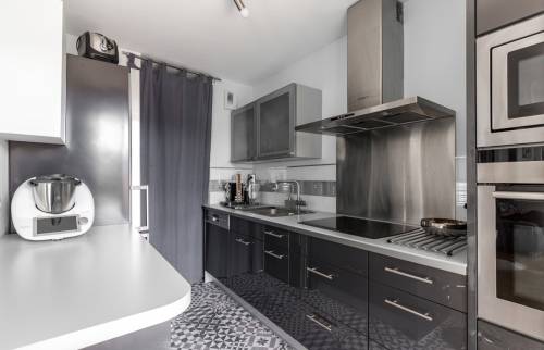 Le meuble comptoir au 1er plan