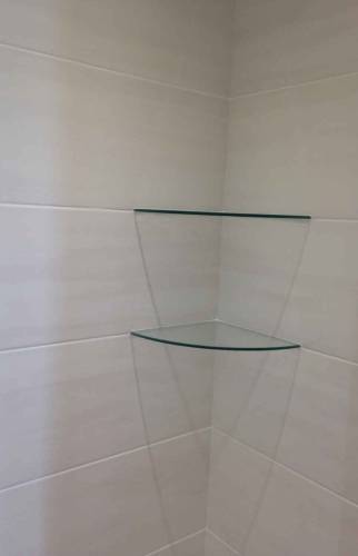 Etagères d'angle en verre fixées dans la faïence