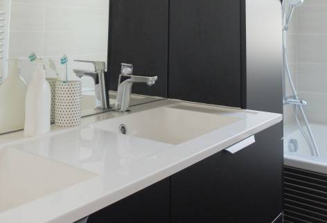 Salle de bains noire et blanche dans une maison de l’ouest lyonnais
