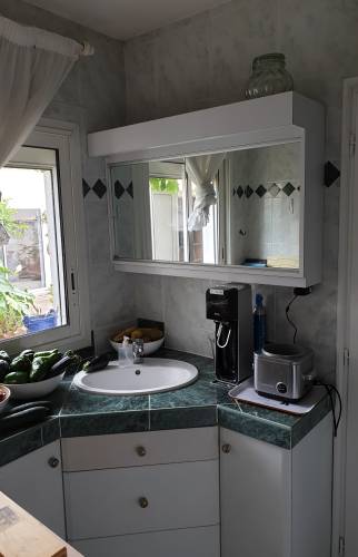 Arrière cuisine avant travaux en pavillon à Châteaulin (29150)