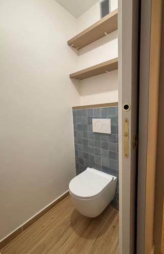 WC suspendu moderne avec carrelage mural – Rénovation Paris 17