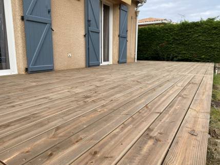 Revêtement de sol en pin Douglas sur une terrasse en béton rénovée - Montauban 82000