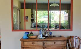 Verrière d'atelier d'inspiration classique dans une maison située au sud de Lyon