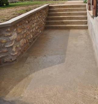 Aménagement de terrasse avec mur de soutènement et escalier en béton - Moissy-Cramayel 77550