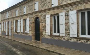 La longue façade tout en pierres