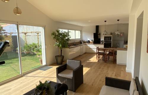 une pièce de vie claire...