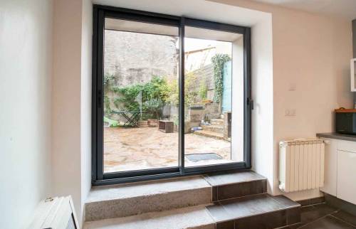 Travaux de maçonnerie pour agrandir une ouverture et poser une baie vitrée, maison dans l'ouest de Lyon, vallée de l'Azergues