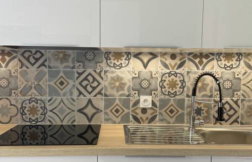 Pose d'une crédence en carrelage imitation carreaux de ciment