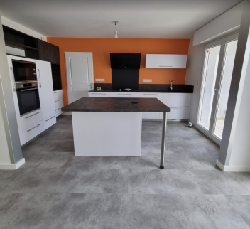 Rénovation d'une cuisine avec murs colorés