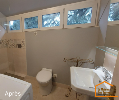 Salle de bain beige après