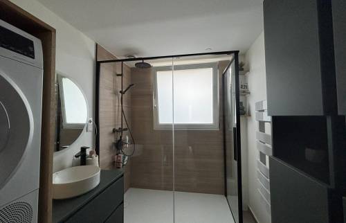 Grande douche familiale et meuble sur mesure après rénovation de salle de bain – Paris 17