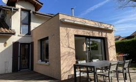 Vue extérieure de la maison après l'extension