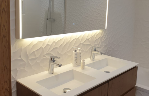 Carrelage texturé miroir double vasque salle de bain