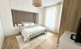 Rénovation d'une chambre avec un meuble sur mesure en forme d'arche