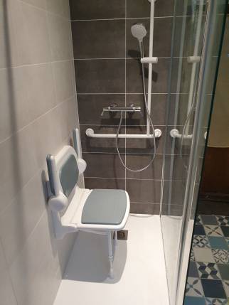 Rénovation de Salle de Bain Terminée : Modernisation et Accessibilité