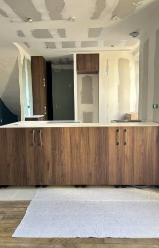 Installation des premiers meubles – Pose des premiers éléments de la cuisine sur mesure.