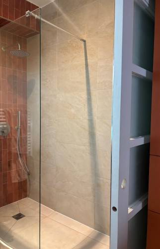 Salle de bain rénovée avec meuble vasque sur mesure et miroir LED – Paris 17