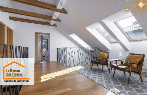 Une mezzanine lumineuse avec des poutres apparentes et des espaces de détente aménagés, idéale pour la lecture ou le repos. 🌞📚