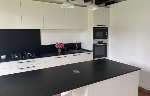 Cuisine noire et blanche La Maison des Travaux Rouen 