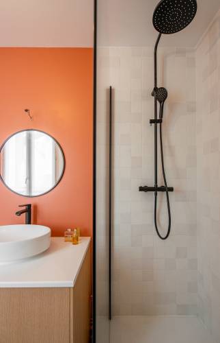 Douche à l'italienne noire élégante et contemporaine à Paris 8e