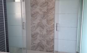 Salle de bain rénovée suite à un dégât des eaux - Bettant 01500