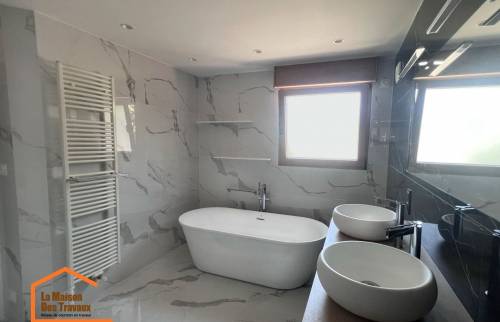 Salle de bain avec double vasques de lavabos