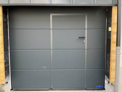 Porte de garage sectionnelle à porte d'accès piéton intégrée - Nantes 44
