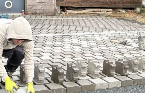 Pose des pavés extérieurs pour l’aménagement d’une cour près de Saint-Brieuc – chantier La Maison Des Travaux