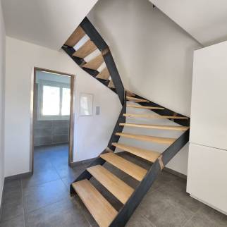  Pose d'un escalier intérieur menant à l'étage après la surélévation de la maison - Pérols 34470