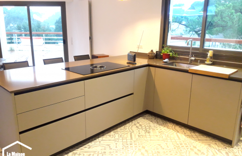 Retour bar avec rangements et plaque de cuisson avec hotte intégrée