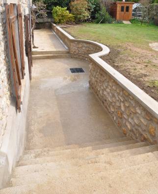 Création de terrasse avec mur de soutènement en pierres apparentes - Moissy-Cramayel 77550