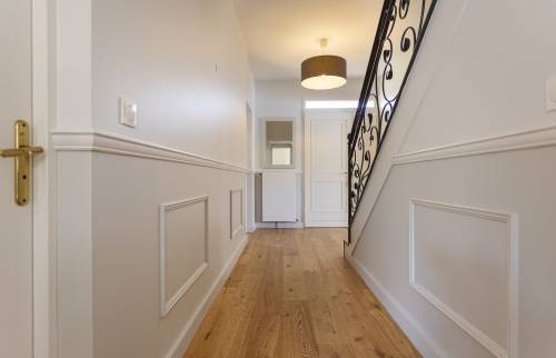 Cimaises, couloir et escaliers rénovés