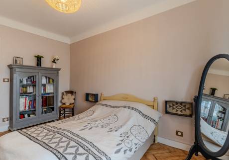 Décoration intérieure de maison avec chambre décorée et meublée - La Crau 83260