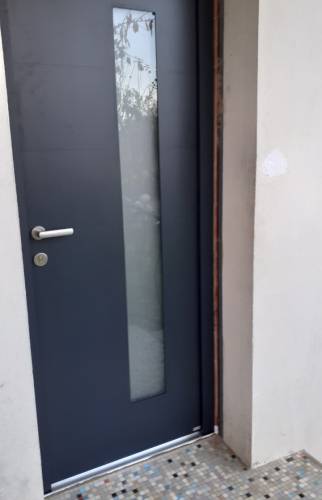 Nouvelle porte d'entrée vue de l'extérieur