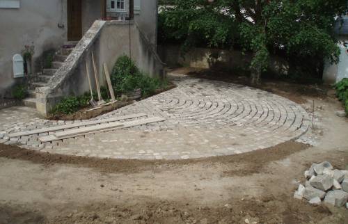 Pose en cours des pavés de pierre