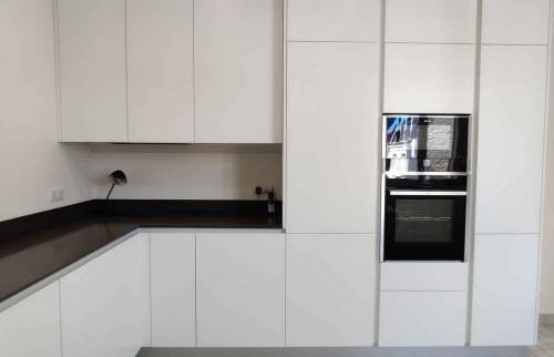 Modernité et élégance pour cette cuisine toute en laque italienne et quartz - Paris