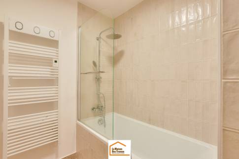 colombes-92700_salle-de-bain-optimisee_04-baignoire-avec-paroi-et-seche-serviettes