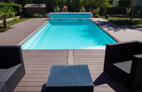 Piscine avec abri déroulant 